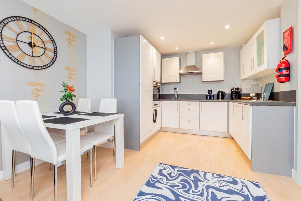 Modern Comfort 2-Bed, 2-Bath with Lift Access Apartment in Basingstoke