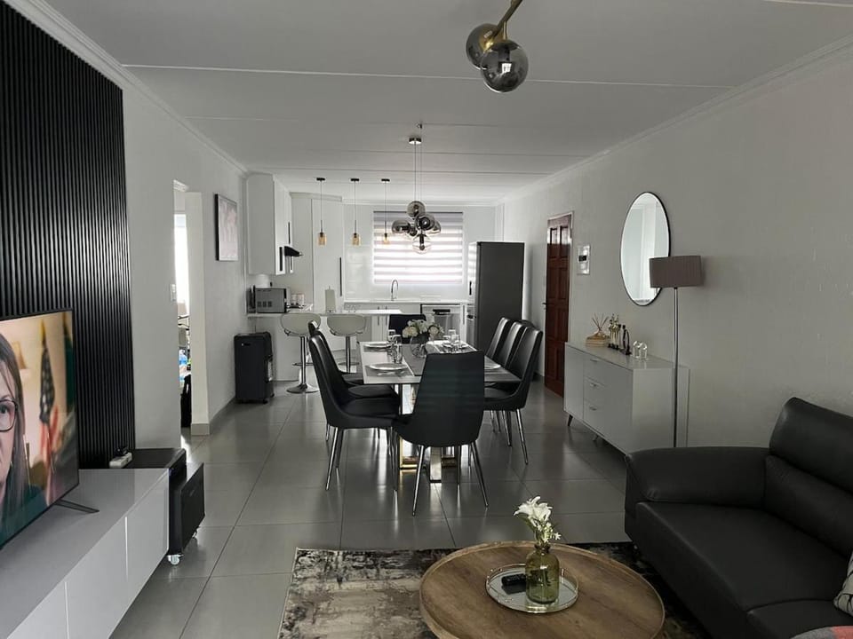 Condo in Sunninghill, Sandton Apartment in Sandton