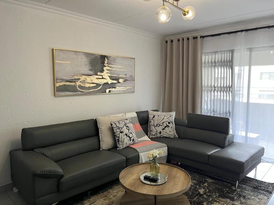 Condo in Sunninghill, Sandton Apartment in Sandton