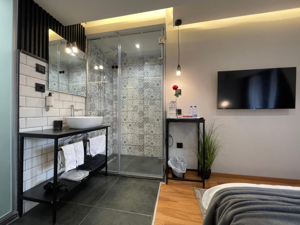 Shower, Bathroom, TV and multimedia, towels