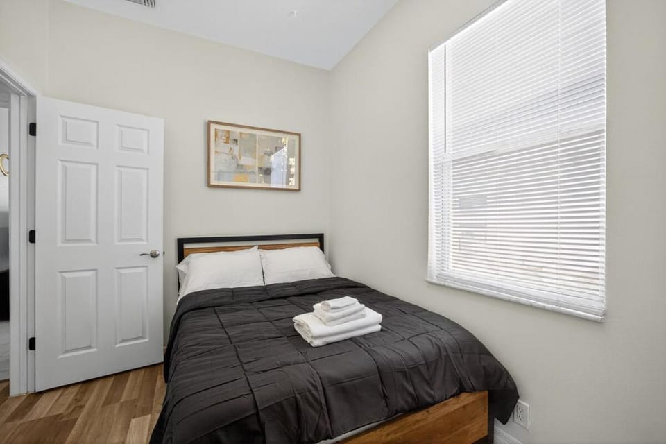 Stylish Home- Mins to St Josephs Hospital & DT House in Tampa