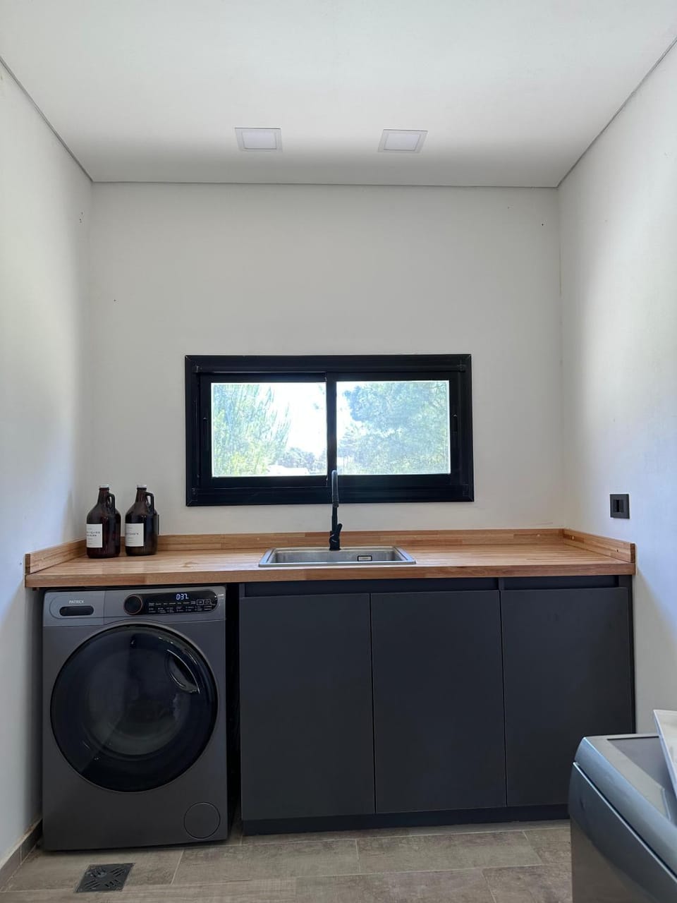 Kitchen or kitchenette, washing machine