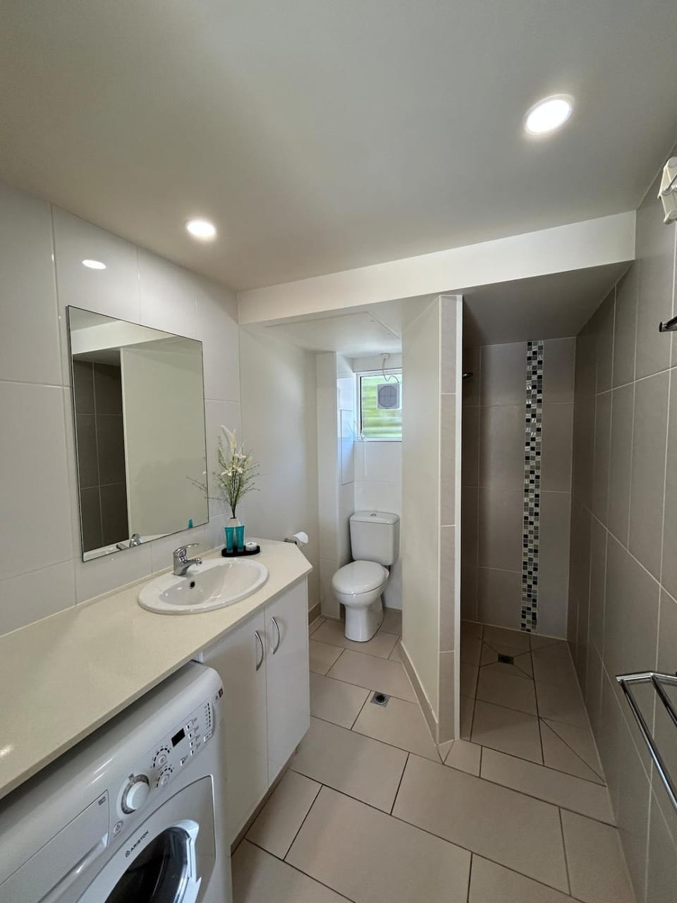 Shower, Toilet, Bathroom, washing machine, dryer