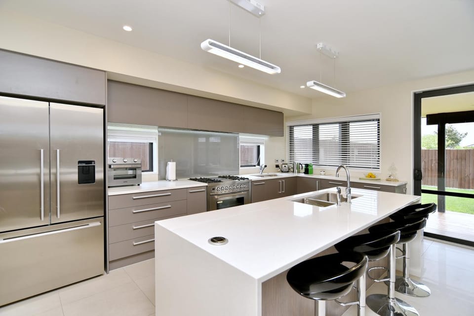 Kitchen or kitchenette, Seating area, oven, stove