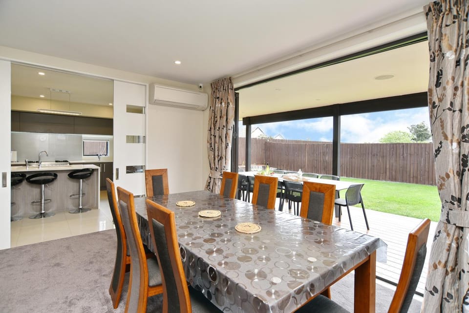 Kitchen or kitchenette, Seating area, Dining area, air conditioner
