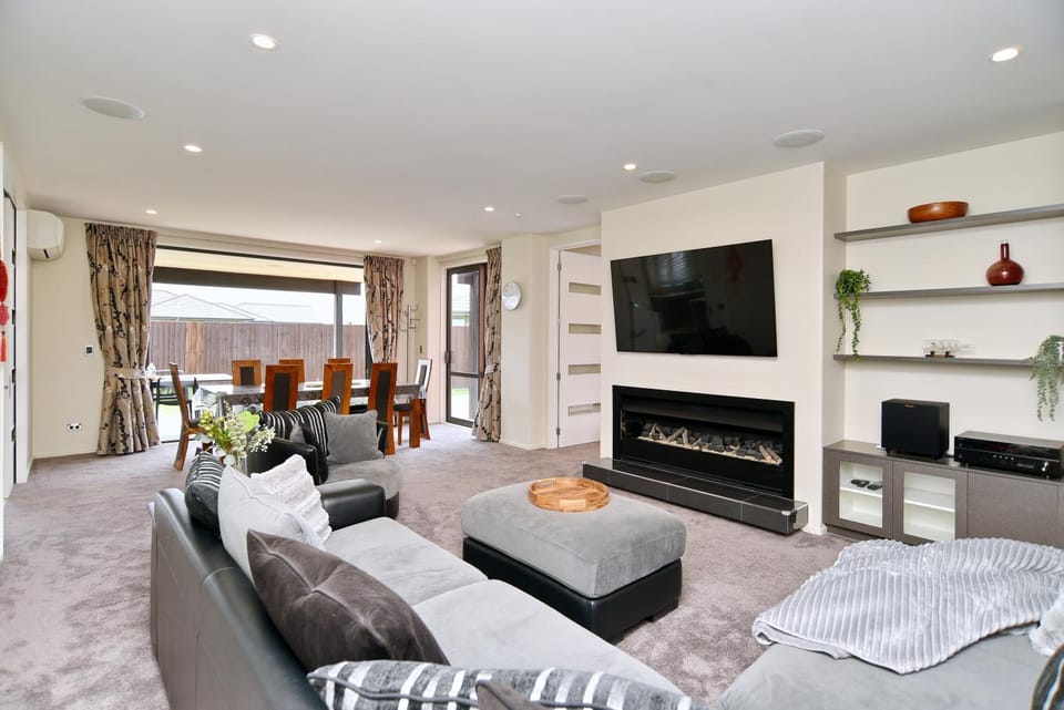 TV and multimedia, Living room, Seating area, Dining area