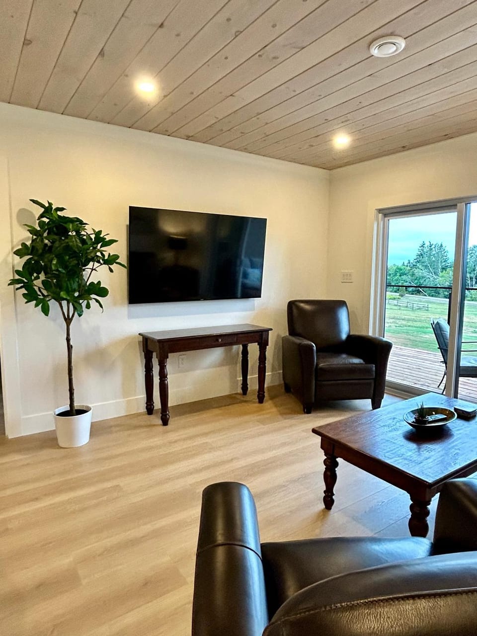 Garagemahal on Glengyle Apartment in Prince Edward County