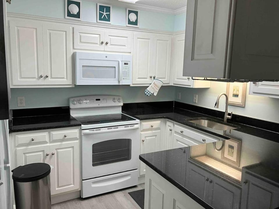 Make Your Getaway Apartment in Lower Grand Lagoon