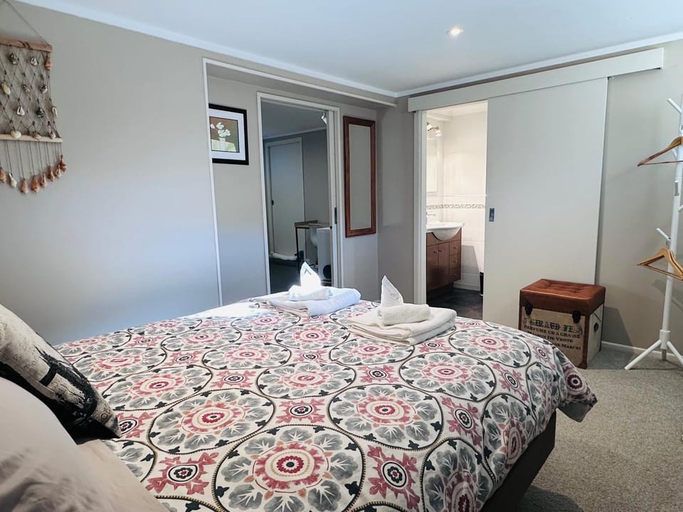 Large 1BR Suite and Private Lounge Bed and Breakfast in Tauranga