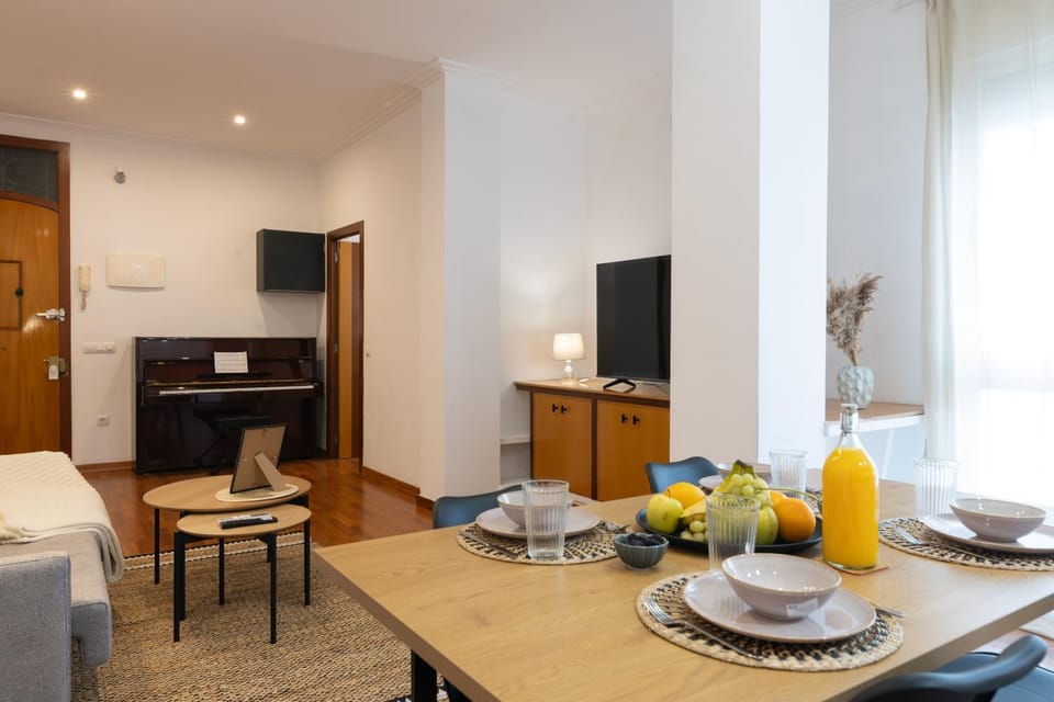 Communal lounge/ TV room, TV and multimedia, Living room, Seating area, Dining area