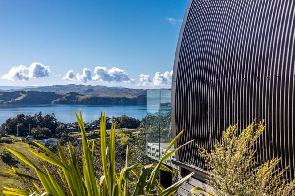 Perch on the Ridge by Waiheke Pure House in Auckland Region