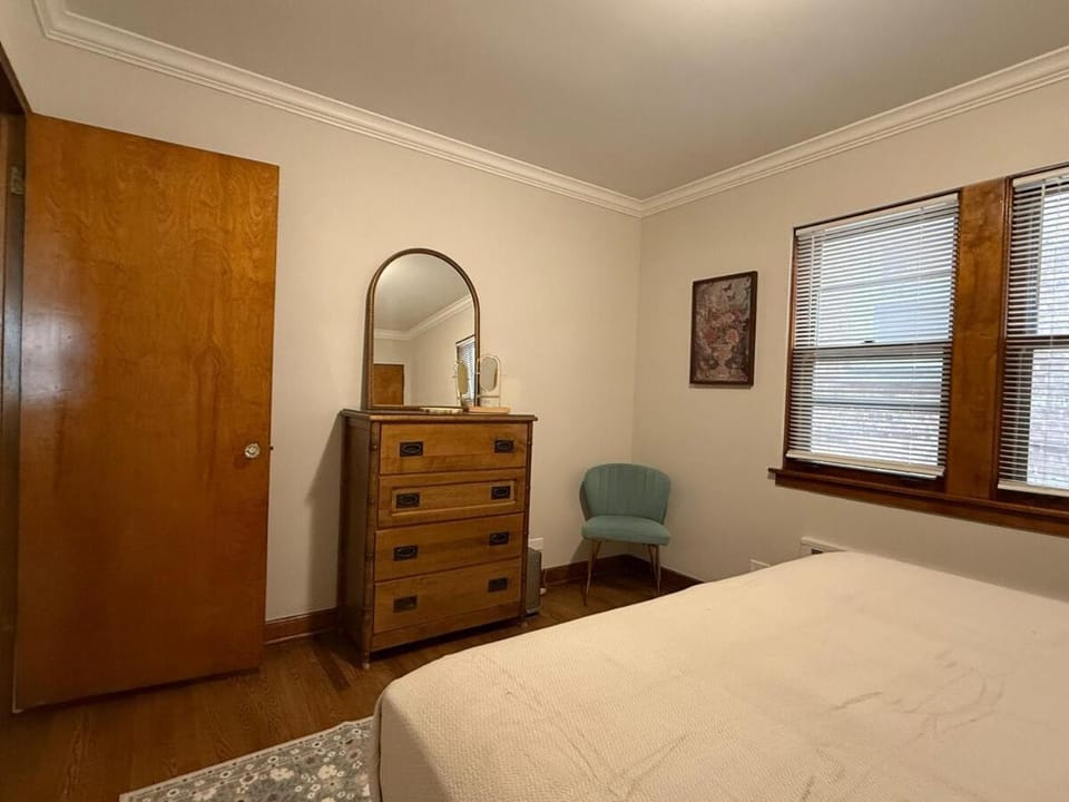 Cozy and Spacious 2br near Chicago fast wifi fully equipped sleeps 6 Apartment in Berwyn