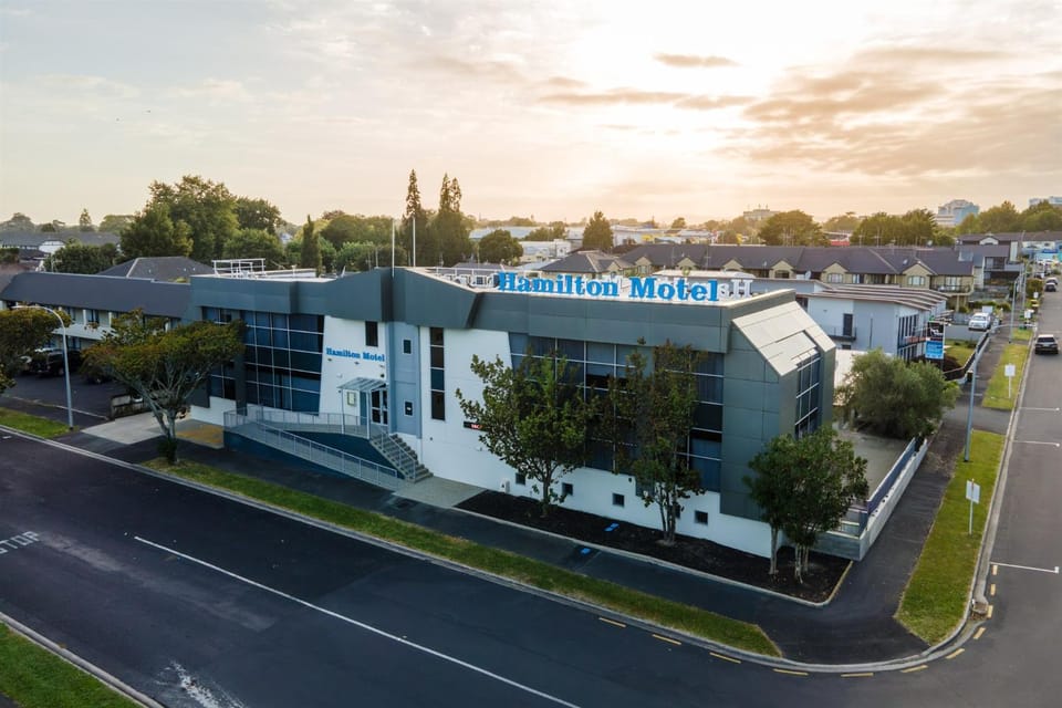 Property building, Facade/entrance, Neighbourhood, Street view, Location, Sunrise