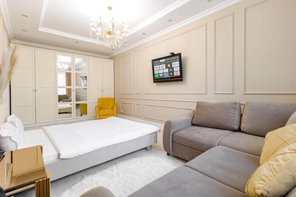 Bed, TV and multimedia, Photo of the whole room, Seating area, Bedroom