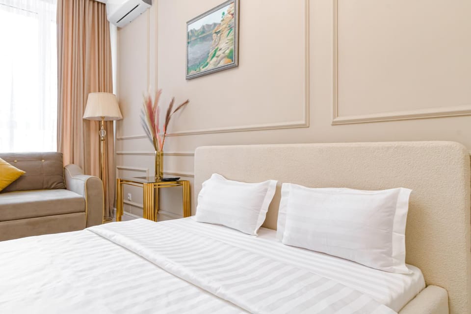 Bed, Seating area, Bedroom