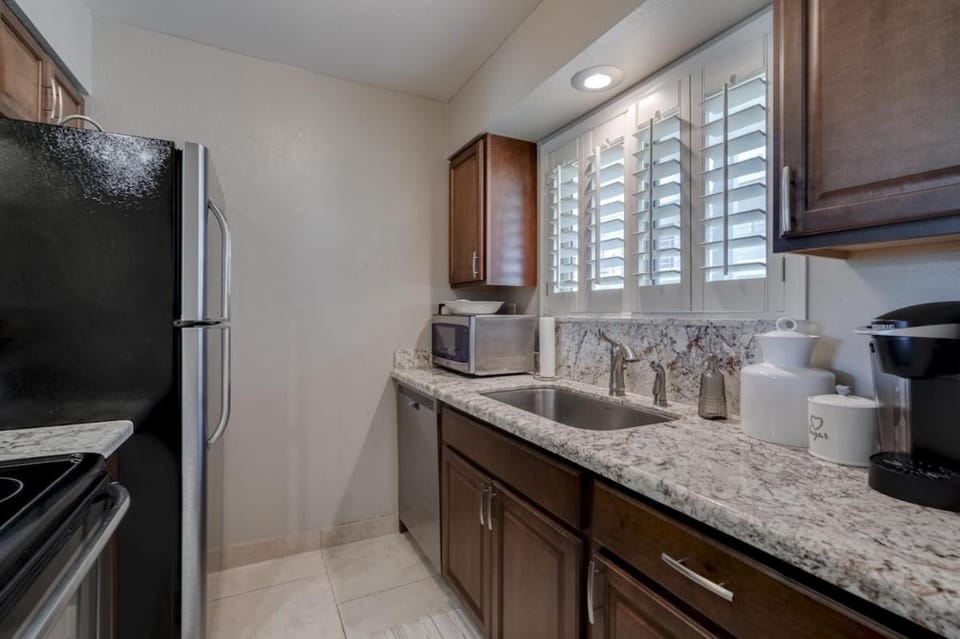 Coffee/tea facilities, Kitchen or kitchenette, dishwasher, oven, stove, toaster
