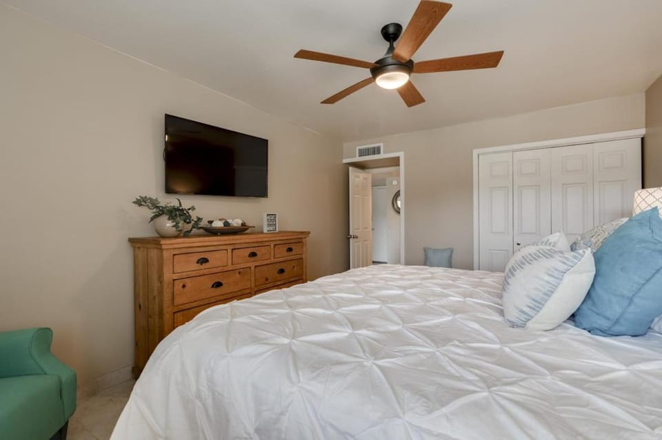 Bed, TV and multimedia, Bedroom, flat iron