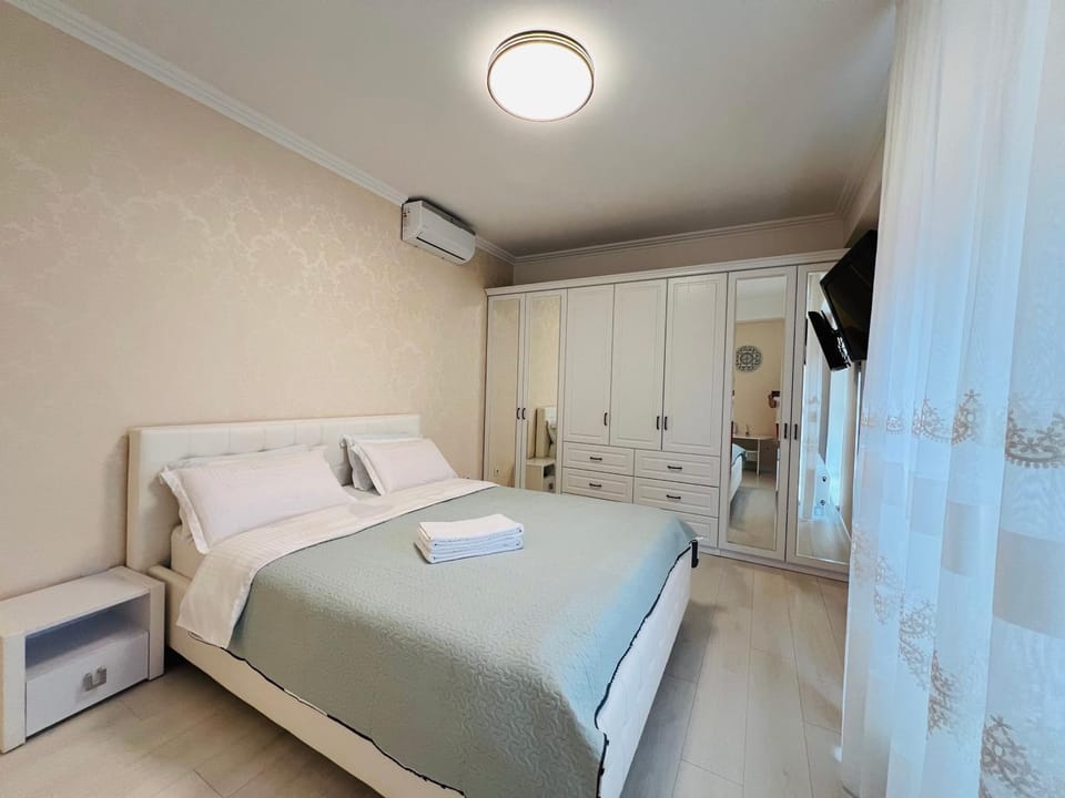 Bed, TV and multimedia, Photo of the whole room, Bedroom, wardrobe, air conditioner