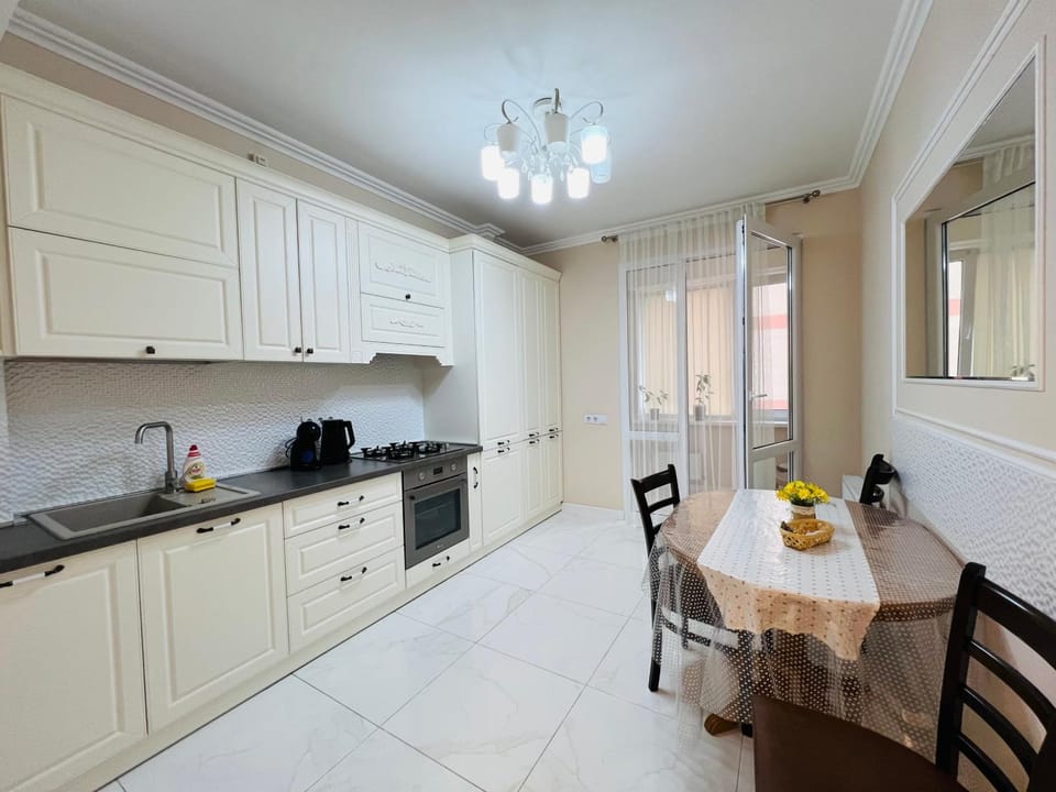 Kitchen or kitchenette, Dining area, stove