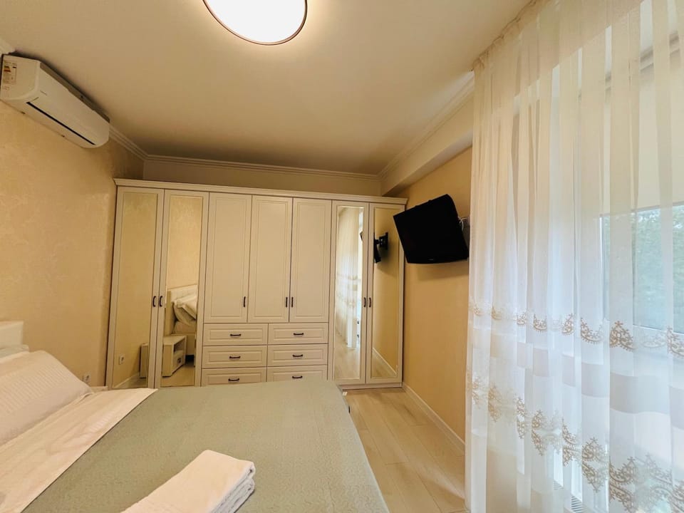 Bed, TV and multimedia, Photo of the whole room, Bedroom, towels, wardrobe, air conditioner