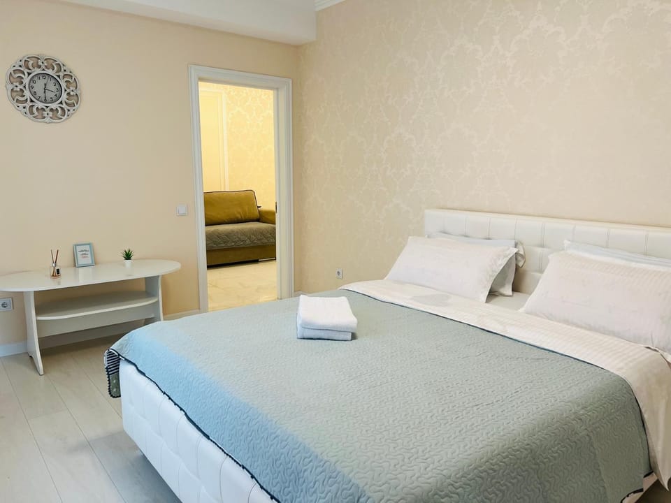 Bed, Photo of the whole room, Bedroom, towels