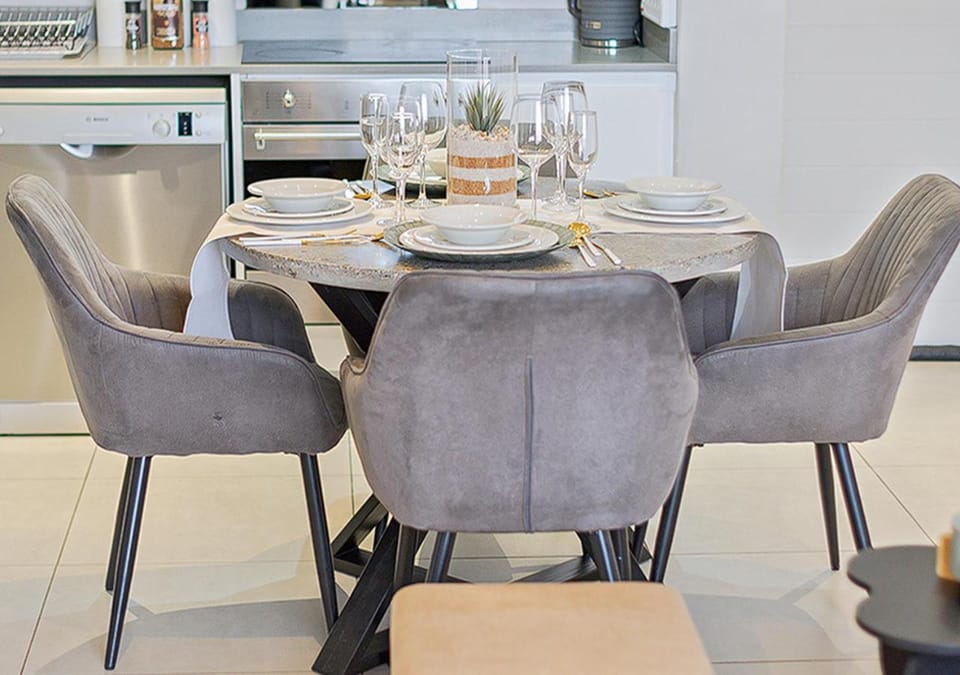 Kitchen or kitchenette, Seating area, Dining area