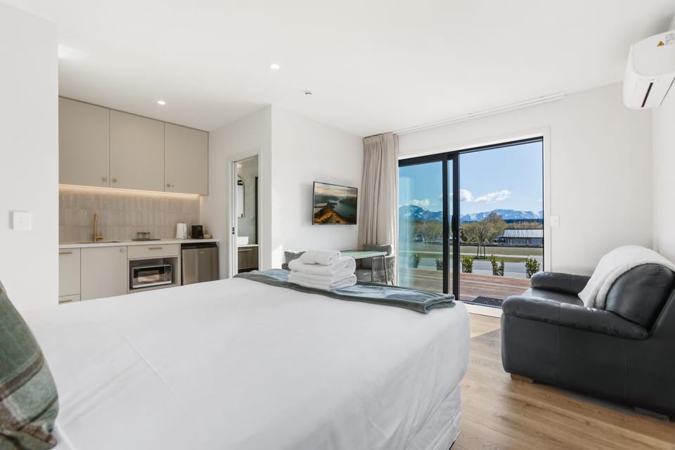 New Contemporary Studio Escape House in Wanaka