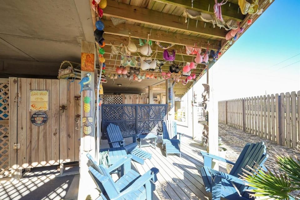 Coastal Charm Awaits in Tiki Time on Topsail! Apartment in North Topsail Beach