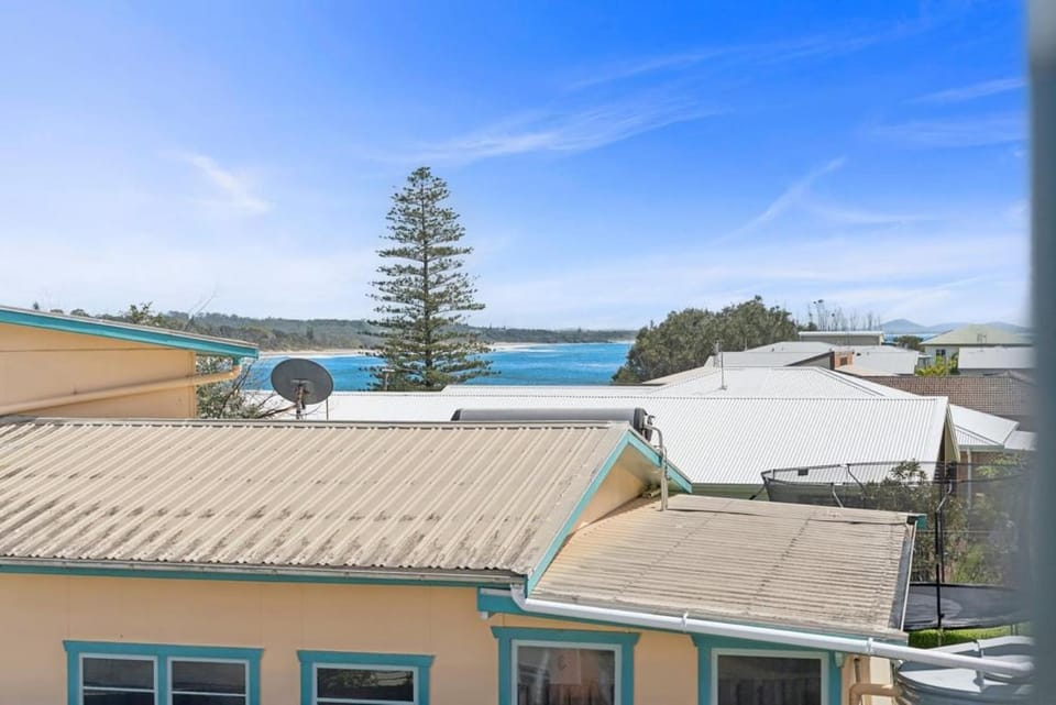 Sandy Toes - Walk to Beach, Pet Friendly, Stylish Apartment in Woolgoolga