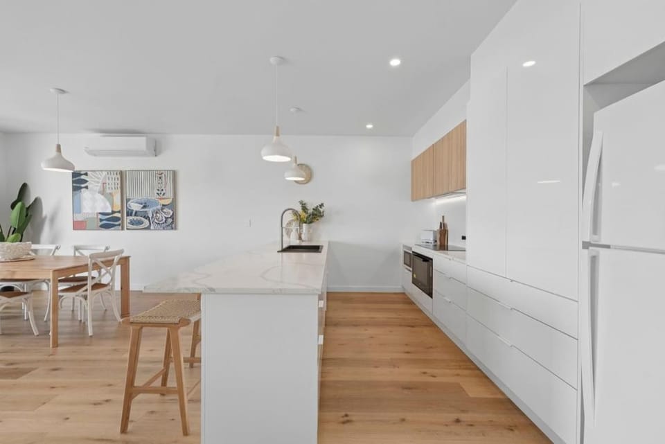 Sandy Toes - Walk to Beach, Pet Friendly, Stylish Apartment in Woolgoolga