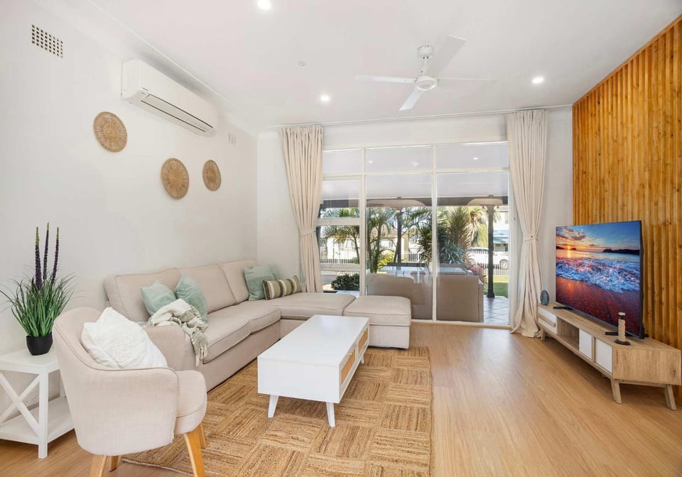 TV and multimedia, Living room, Seating area, air conditioner