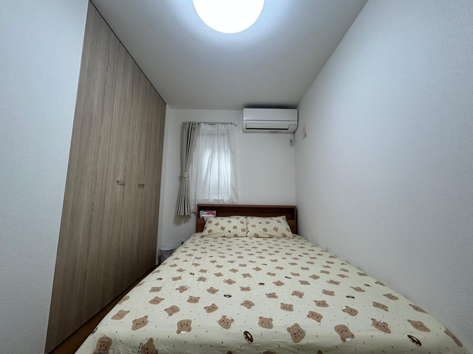 Bedroom, storage, air conditioner