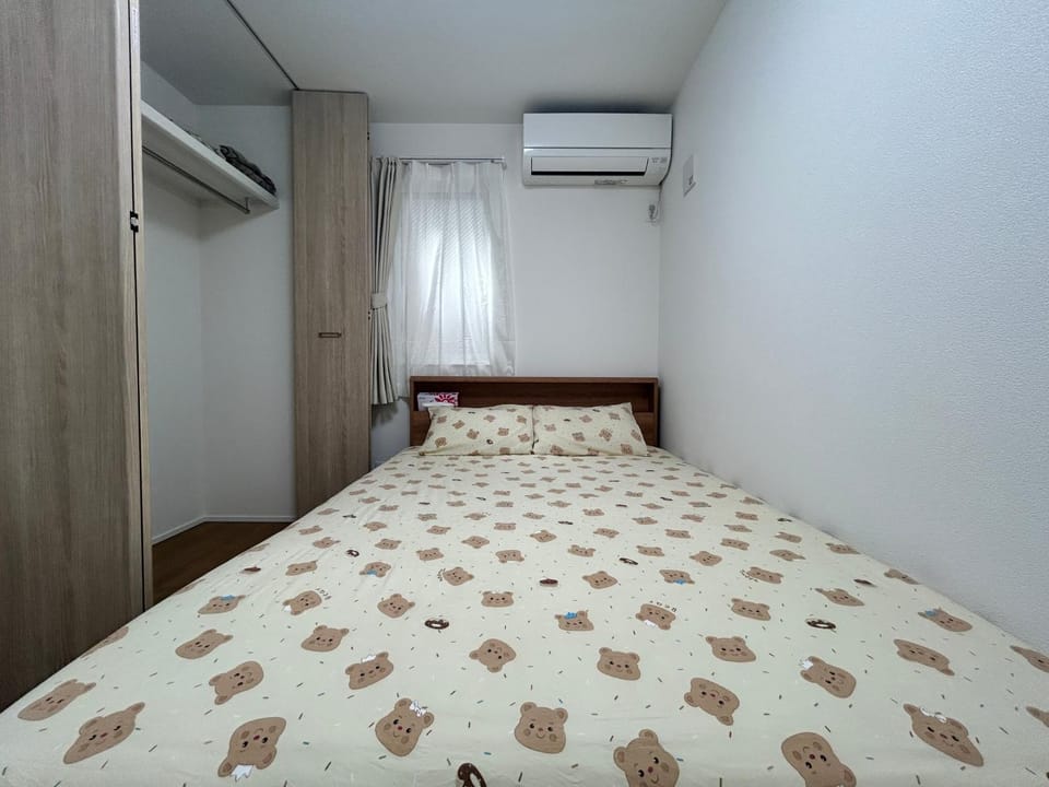 Bedroom, storage, air conditioner