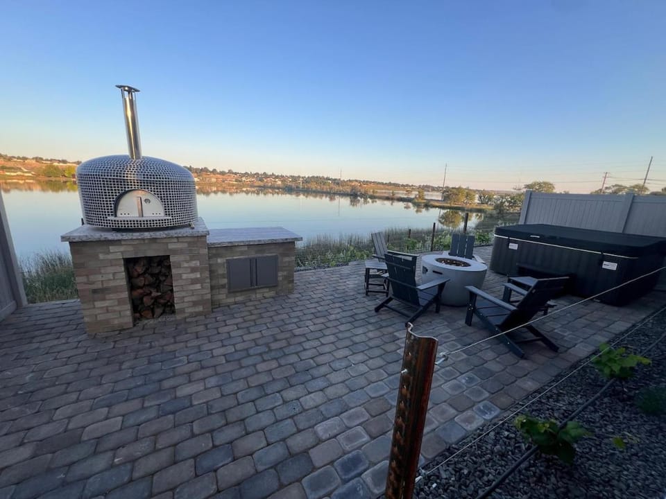 Moses Lake Vineyard Retreat-Waterfront Escapism House in Moses Lake