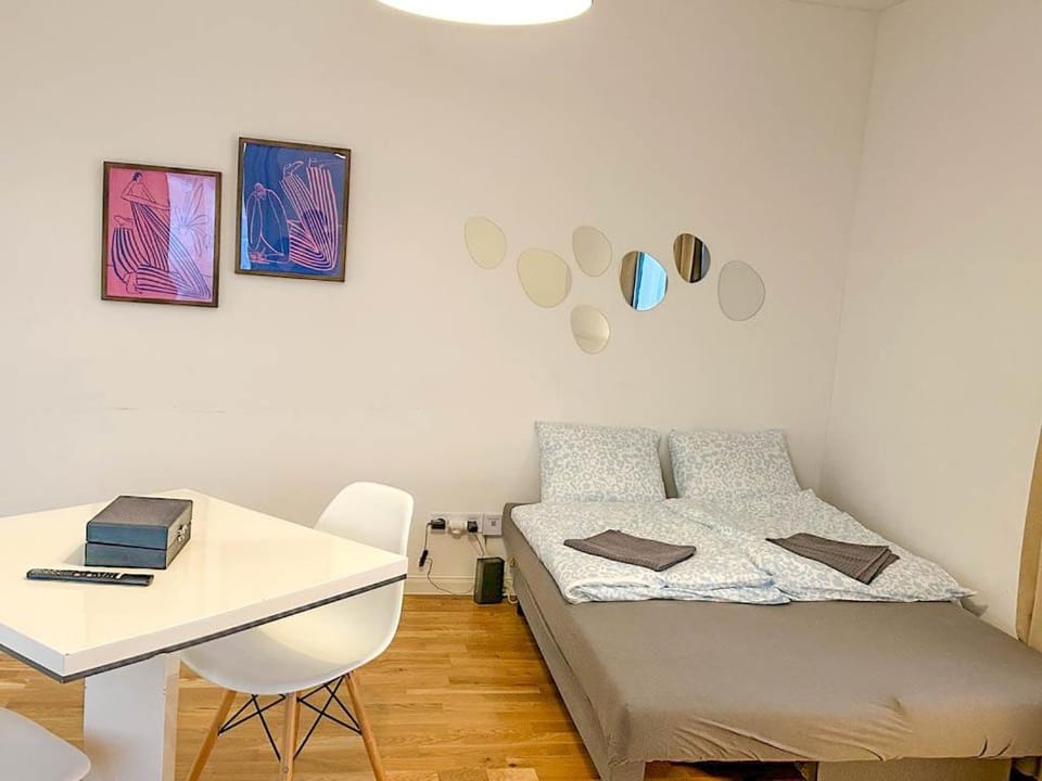 Bed, Photo of the whole room, Seating area, Bedroom, towels