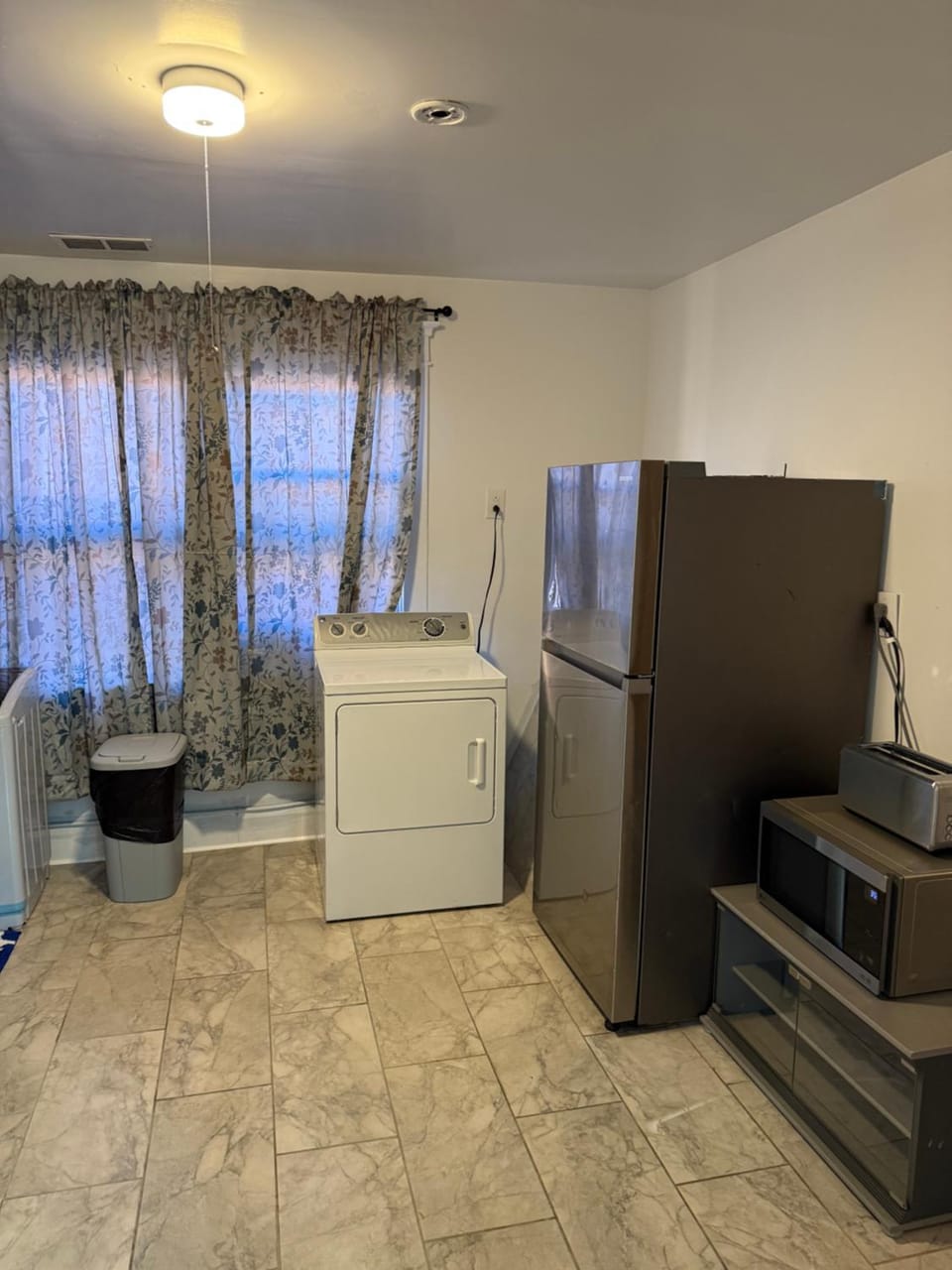 Kitchen or kitchenette, microwave, toaster, washing machine, dryer