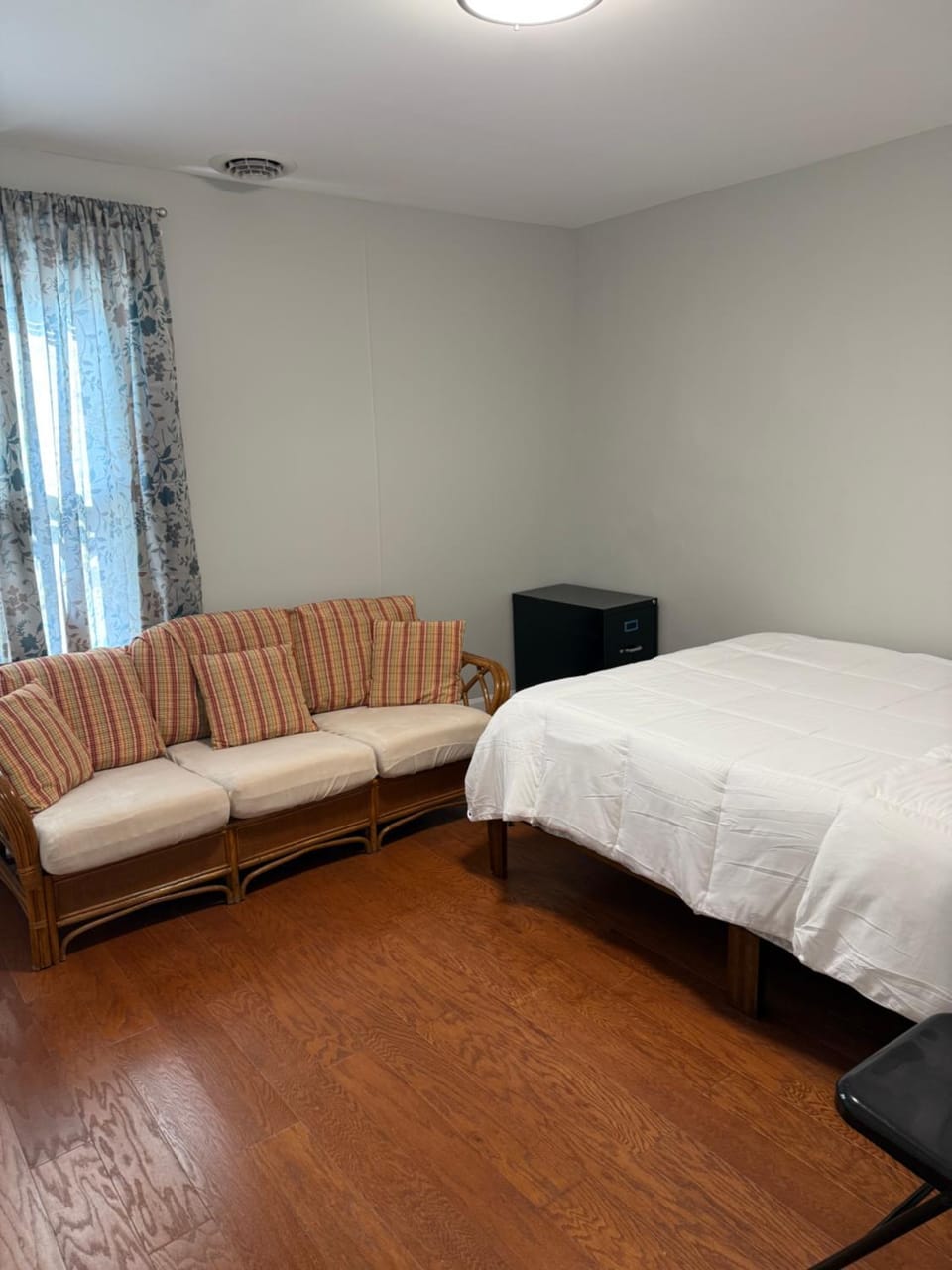 Bed, Living room, Photo of the whole room, Seating area