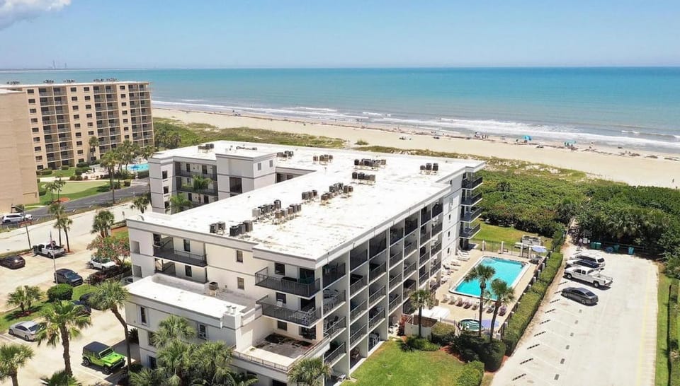Property building, Bird's eye view, Hot Tub, Beach, Swimming pool, Location