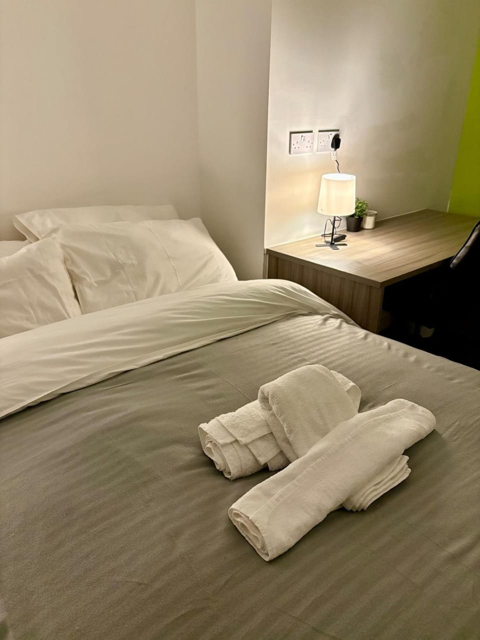 Bed, Bedroom, towels