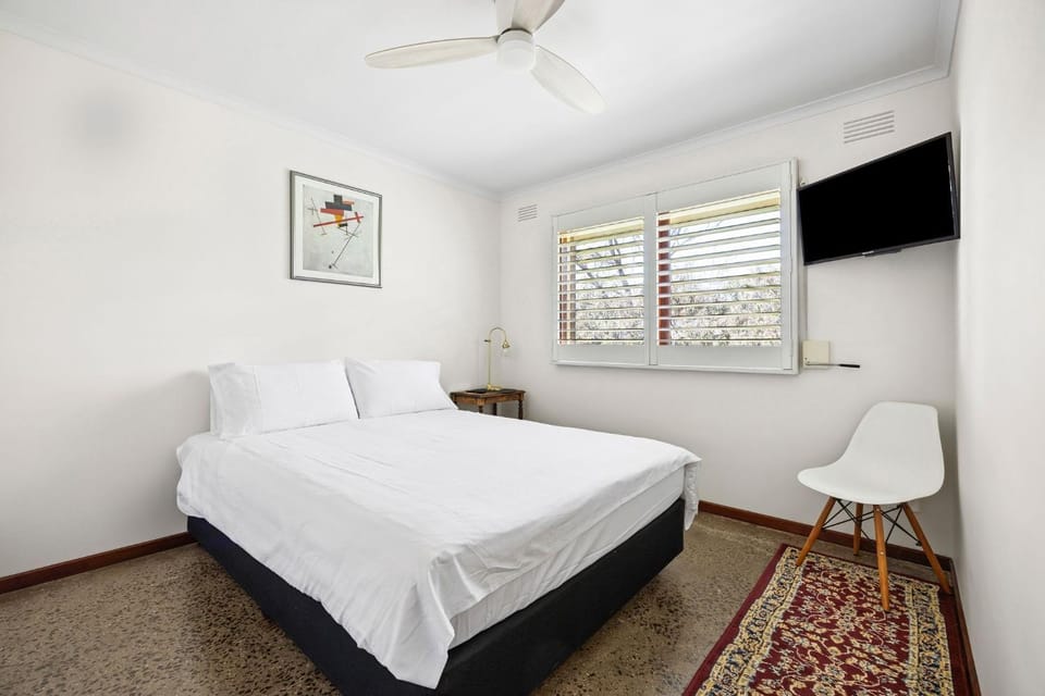 Bed, TV and multimedia, Bedroom, wardrobe