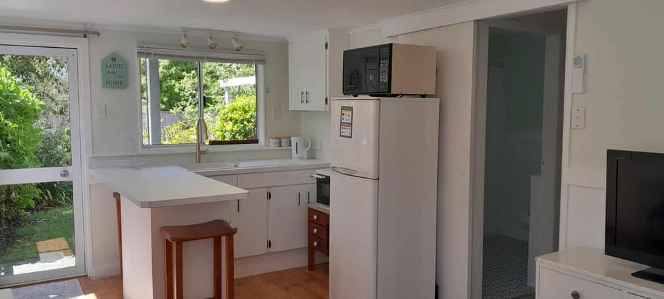 TV and multimedia, Kitchen or kitchenette, heating, stove, air conditioner