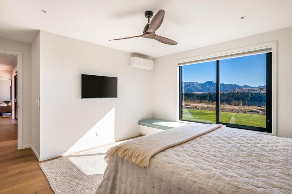 Communal lounge/ TV room, Bed, Natural landscape, TV and multimedia, Bedroom, Mountain view