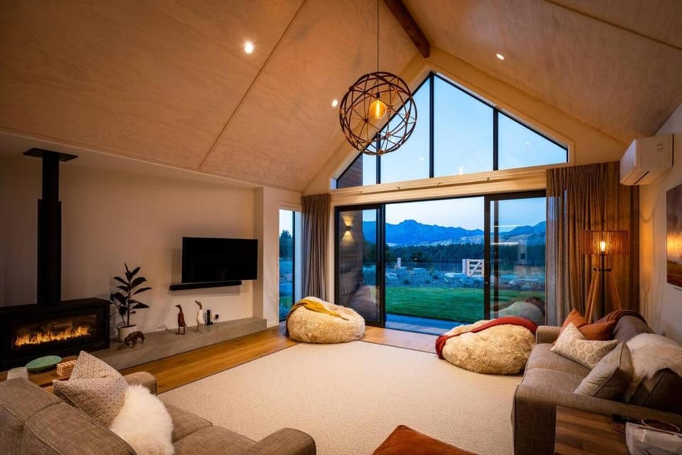 Communal lounge/ TV room, TV and multimedia, Living room, Seating area, Evening entertainment, Mountain view, fireplace