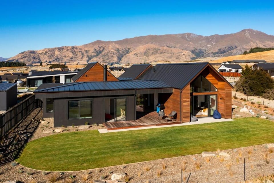 Property building, Spring, Day, Natural landscape, Mountain view