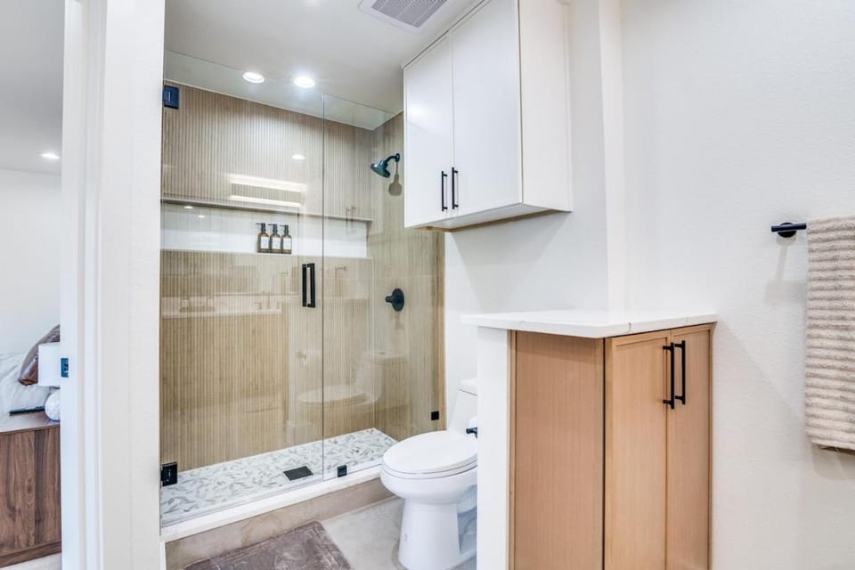 The Goph Getaway 4B 2B Duplex KING Pet Friendly House in Richardson