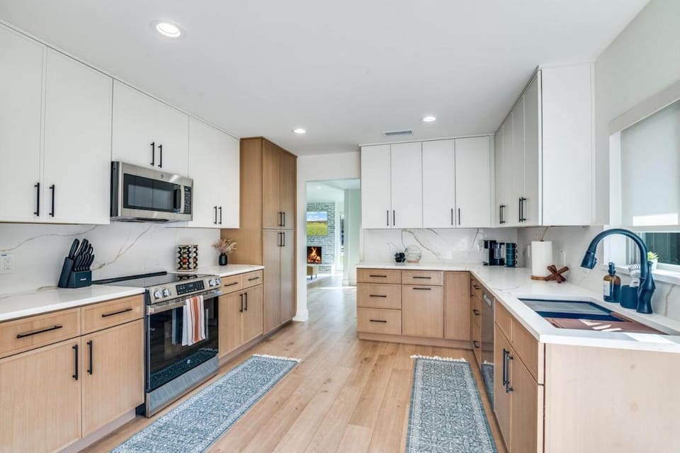 The Goph Getaway 4B 2B Duplex KING Pet Friendly House in Richardson