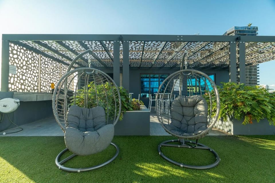 Walk to South Brisbane & Convention Centre Apartment in Brisbane City