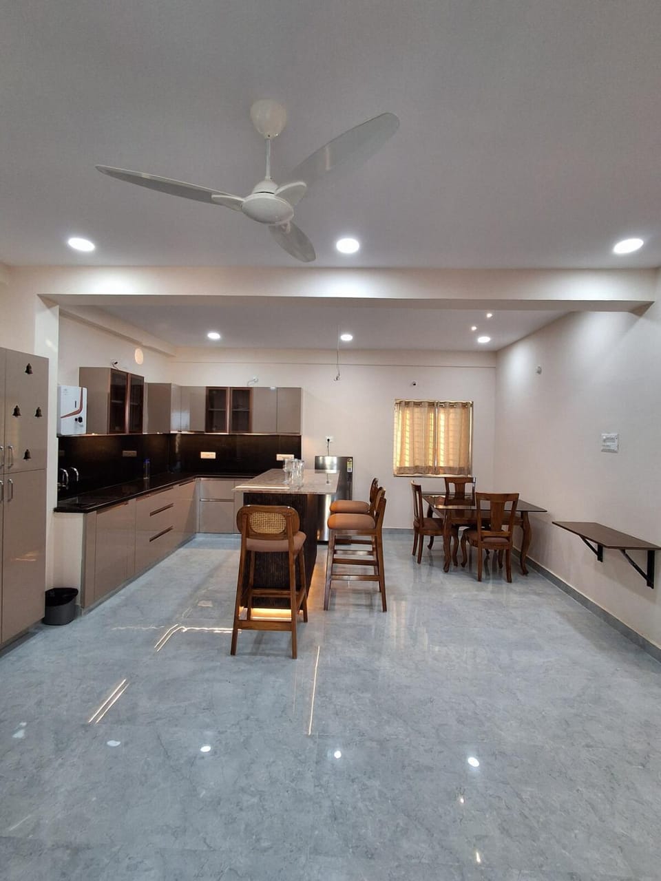 Kitchen or kitchenette, Dining area, minibar