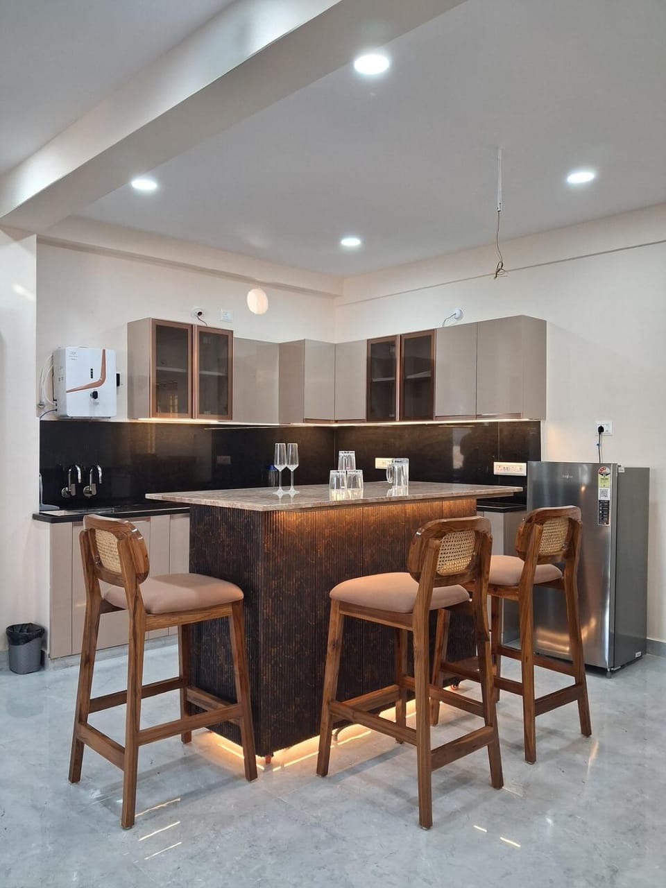 Kitchen or kitchenette, minibar, stove