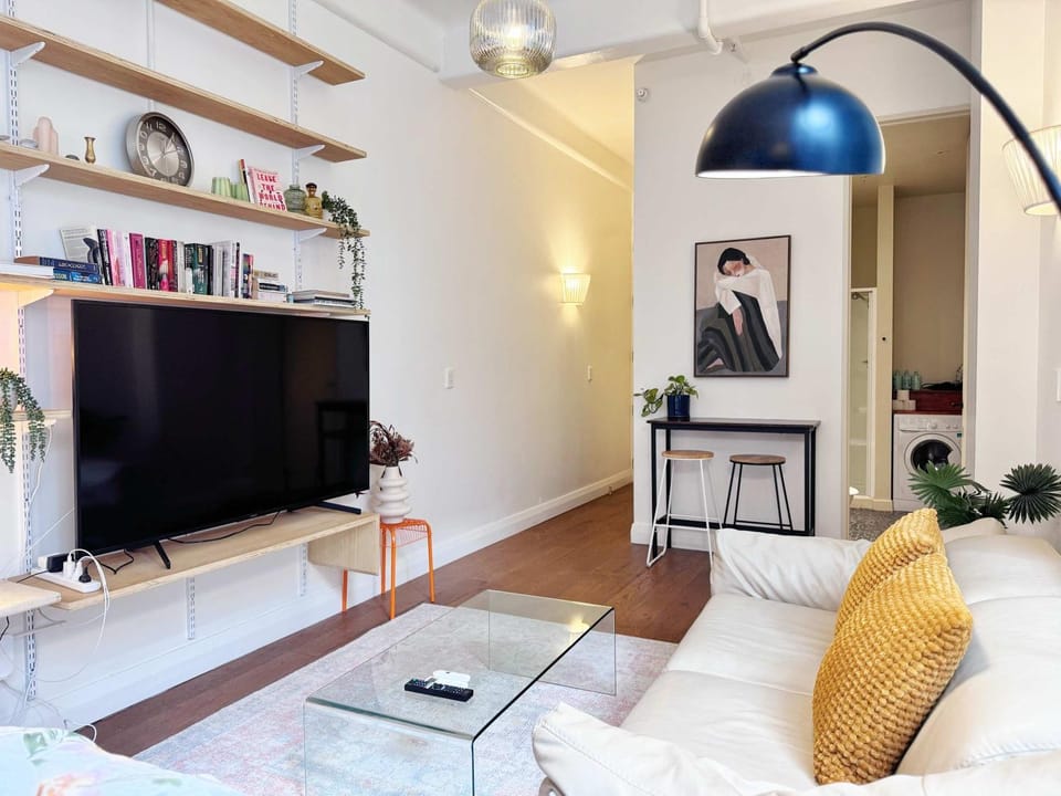 Charming City Nook Steps From Everything Queen St Apartment in Auckland
